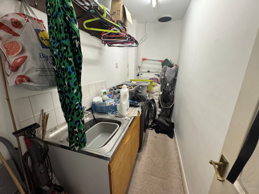 Lot: 193 - COMMERCIAL AND RESIDENTIAL INVESTMENT - Flat - Utility